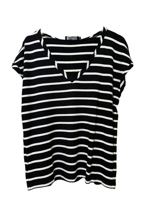 Short-sleeved blouse with “V” neck made of jersey viscose with a statement striped pattern. In a loose shape with a soft touch