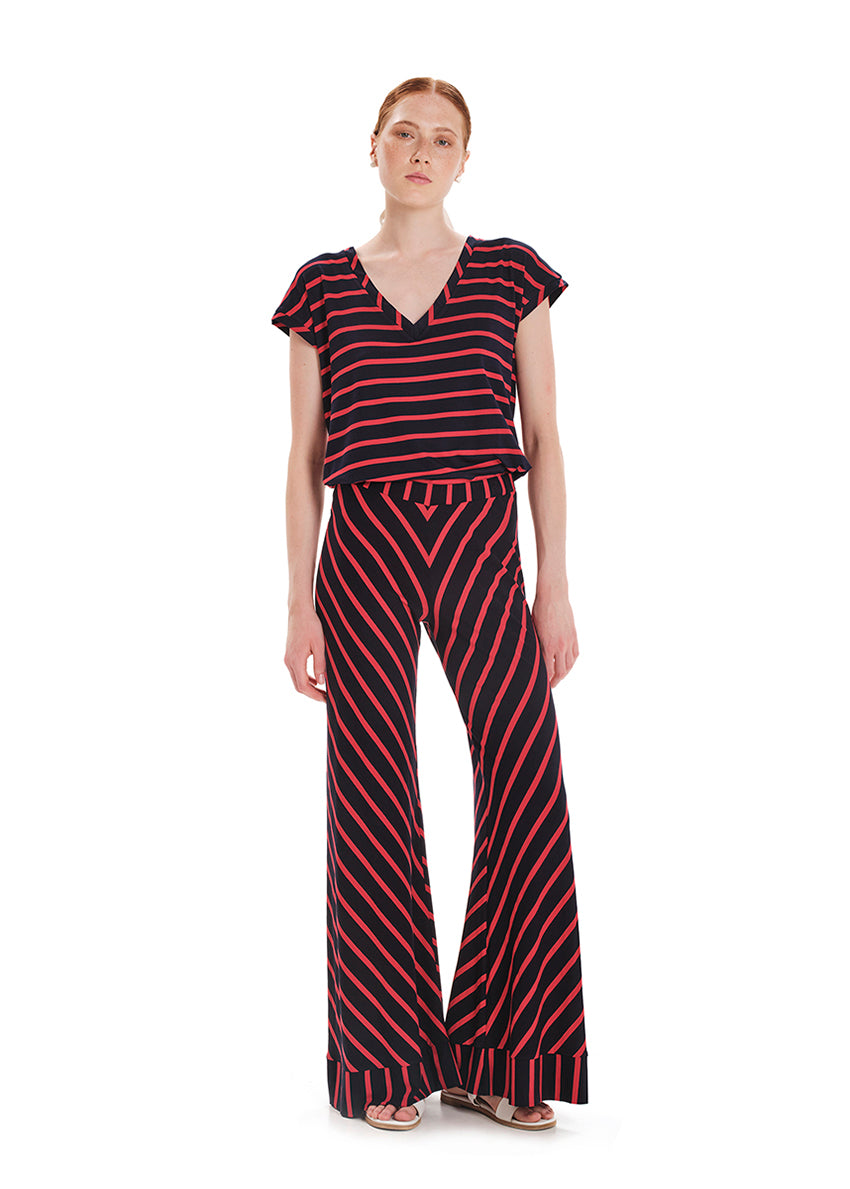 Short-sleeved blouse with “V” neck made of jersey viscose with a statement striped pattern. In a loose shape with a soft touch