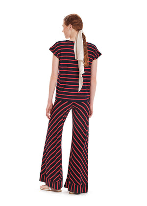 Short-sleeved blouse with “V” neck made of jersey viscose with a statement striped pattern. In a loose shape with a soft touch