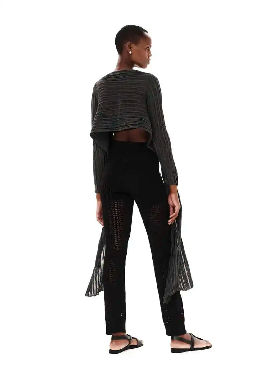 Versatile cardigan made of viscose and lurex yarn. It is a very special piece, designed exclusively by Kourbela and is a trademark for the brand. Suitable for glamorous evening appearances with a touch of shimmer.