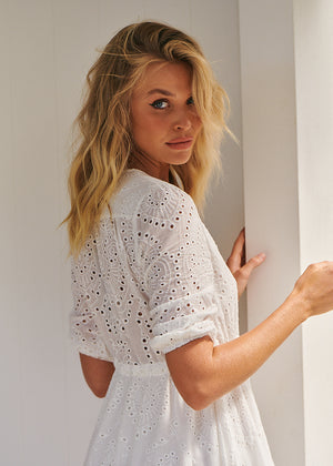 This dress fits comfortably giving you that really elegant style. Flowing boho style, complete with a non-transparent lining at the bottom. Perfect for any occasion