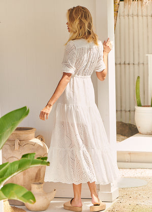 This dress fits comfortably giving you that really elegant style. Flowing boho style, complete with a non-transparent lining at the bottom. Perfect for any occasion