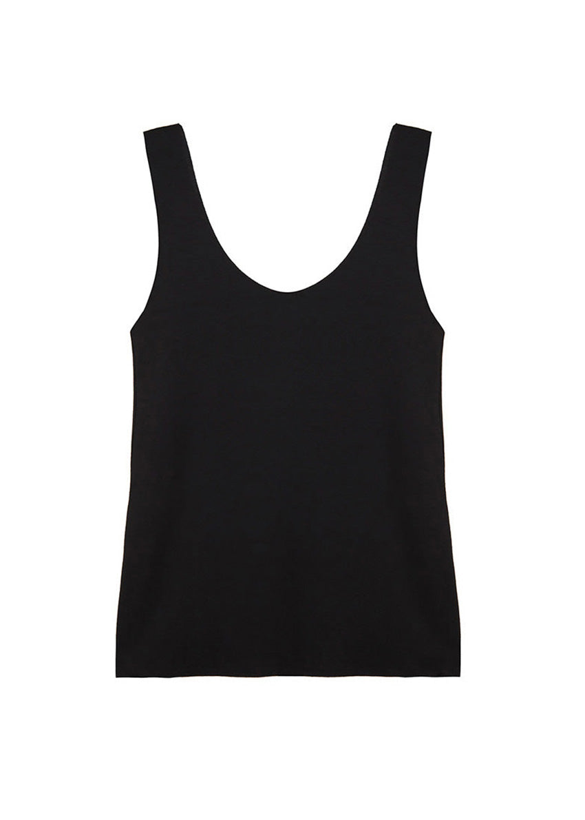 Sleeveless black top made of elastic EcoVero viscose in a straight fit that features a round neckline. A must-have top that can be paired to create various stylish looks.