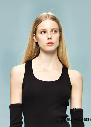 Sleeveless black top made of elastic EcoVero viscose in a straight fit that features a round neckline. A must-have top that can be paired to create various stylish looks.