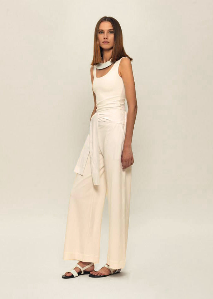 Sleeveless cornsilk top made of elastic EcoVero viscose in a straight fit that features a round neckline. A must-have top that can be paired to create various stylish looks.