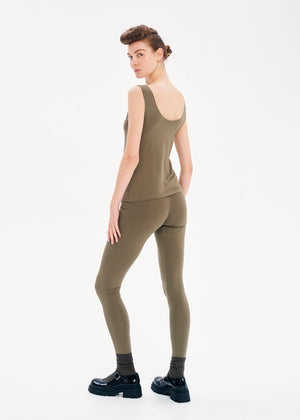 Sleeveless top made of elastic EcoVero viscose in a straight fit that features a round neckline. A must-have top that can be paired to create various stylish looks.