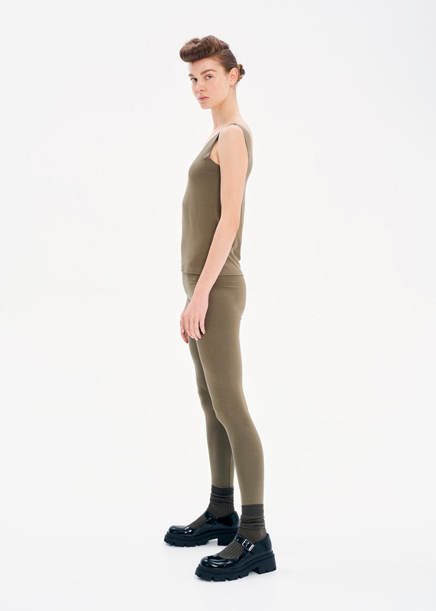 Sleeveless top made of elastic EcoVero viscose in a straight fit that features a round neckline. A must-have top that can be paired to create various stylish looks.