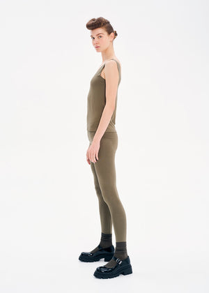 Sleeveless top made of elastic EcoVero viscose in a straight fit that features a round neckline. A must-have top that can be paired to create various stylish looks.