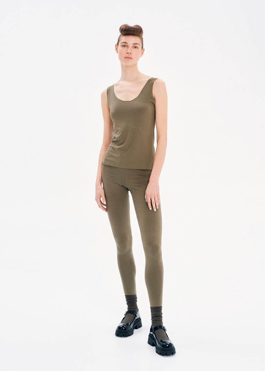 Sleeveless top made of elastic EcoVero viscose in a straight fit that features a round neckline. A must-have top that can be paired to create various stylish looks.