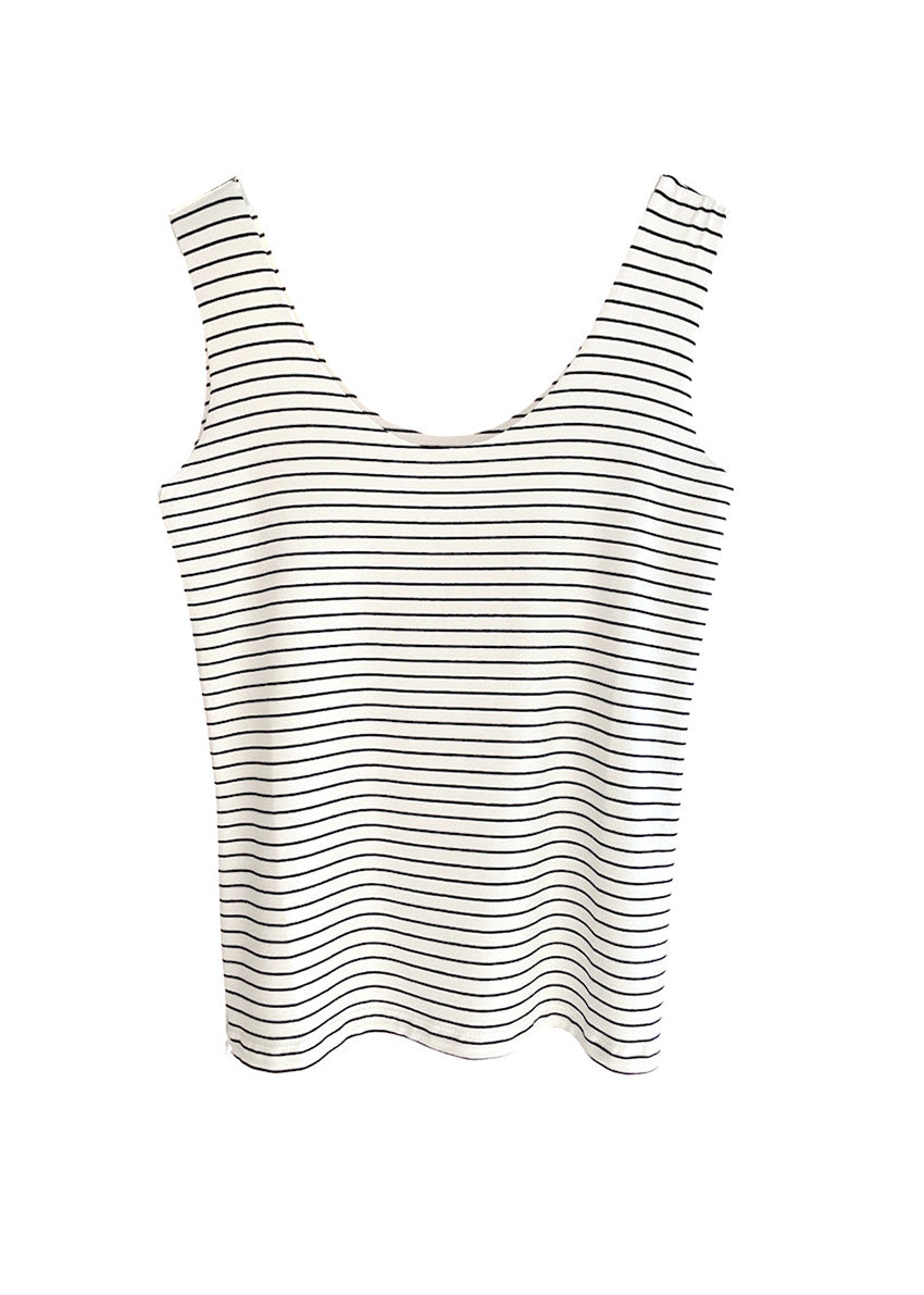 Sleeveless stripes top made of elastic EcoVero viscose in a straight fit that features a round neckline. A must-have top that can be paired to create various stylish looks.