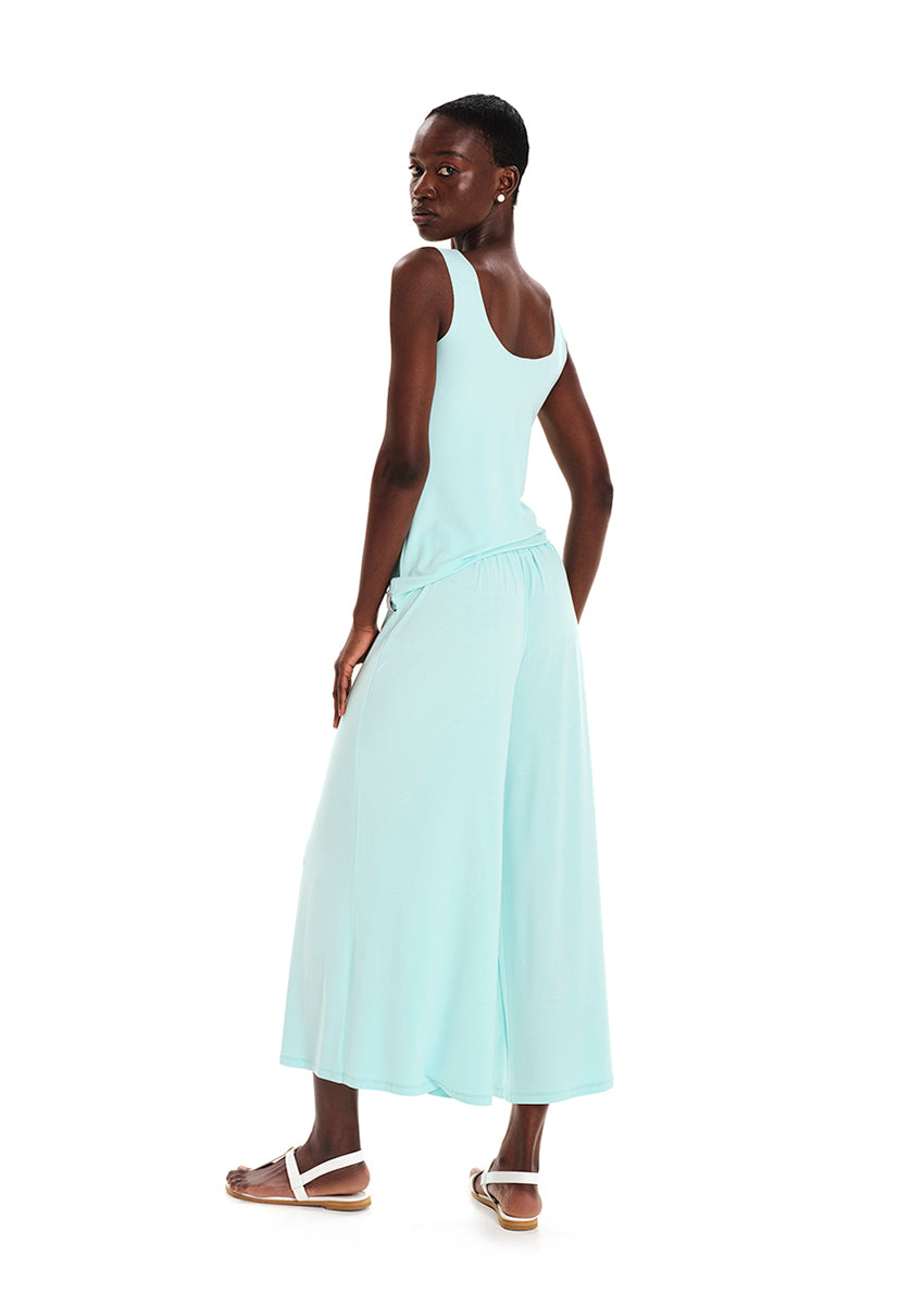 Sleeveless turquoise top made of elastic EcoVero viscose in a straight fit that features a round neckline. A must-have top that can be paired to create various stylish looks.