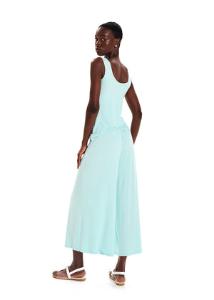 Sleeveless turquoise top made of elastic EcoVero viscose in a straight fit that features a round neckline. A must-have top that can be paired to create various stylish looks.