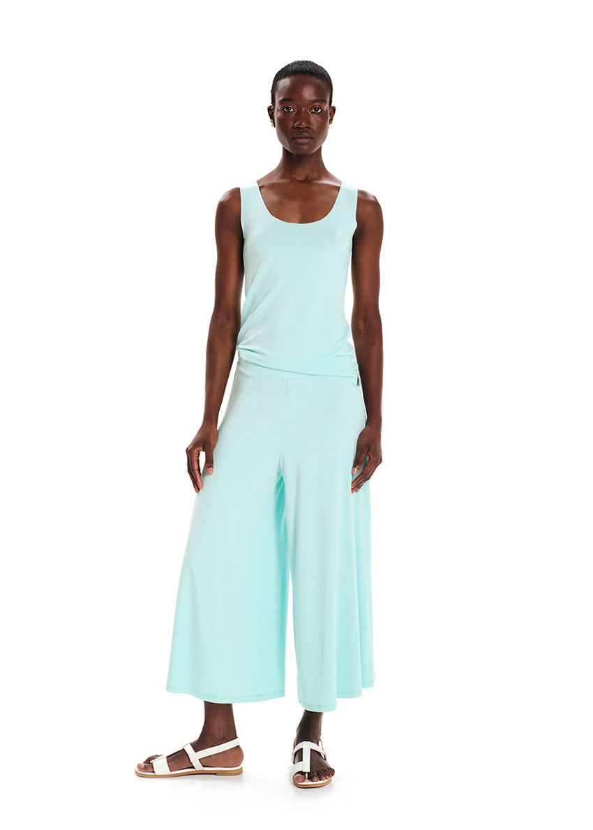 Sleeveless turquoise top made of elastic EcoVero viscose in a straight fit that features a round neckline. A must-have top that can be paired to create various stylish looks.