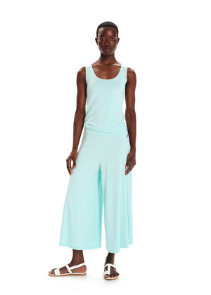 Sleeveless turquoise top made of elastic EcoVero viscose in a straight fit that features a round neckline. A must-have top that can be paired to create various stylish looks.