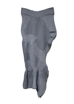 Elasticated, stylo and curvy grey skirt that's taking the fashion world by storm?! Originally showcased on the podiums of big fashion houses, it has now made its way onto the streets as a go-to item in any style-savvy wardrob