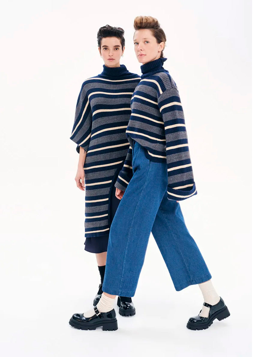 Knit long - sleeved turtleneck top.Knit long - sleeved top with stripes made of a blend of two different fabrics in a comfortable fit that features bell sleeves and a turtleneck neckline.