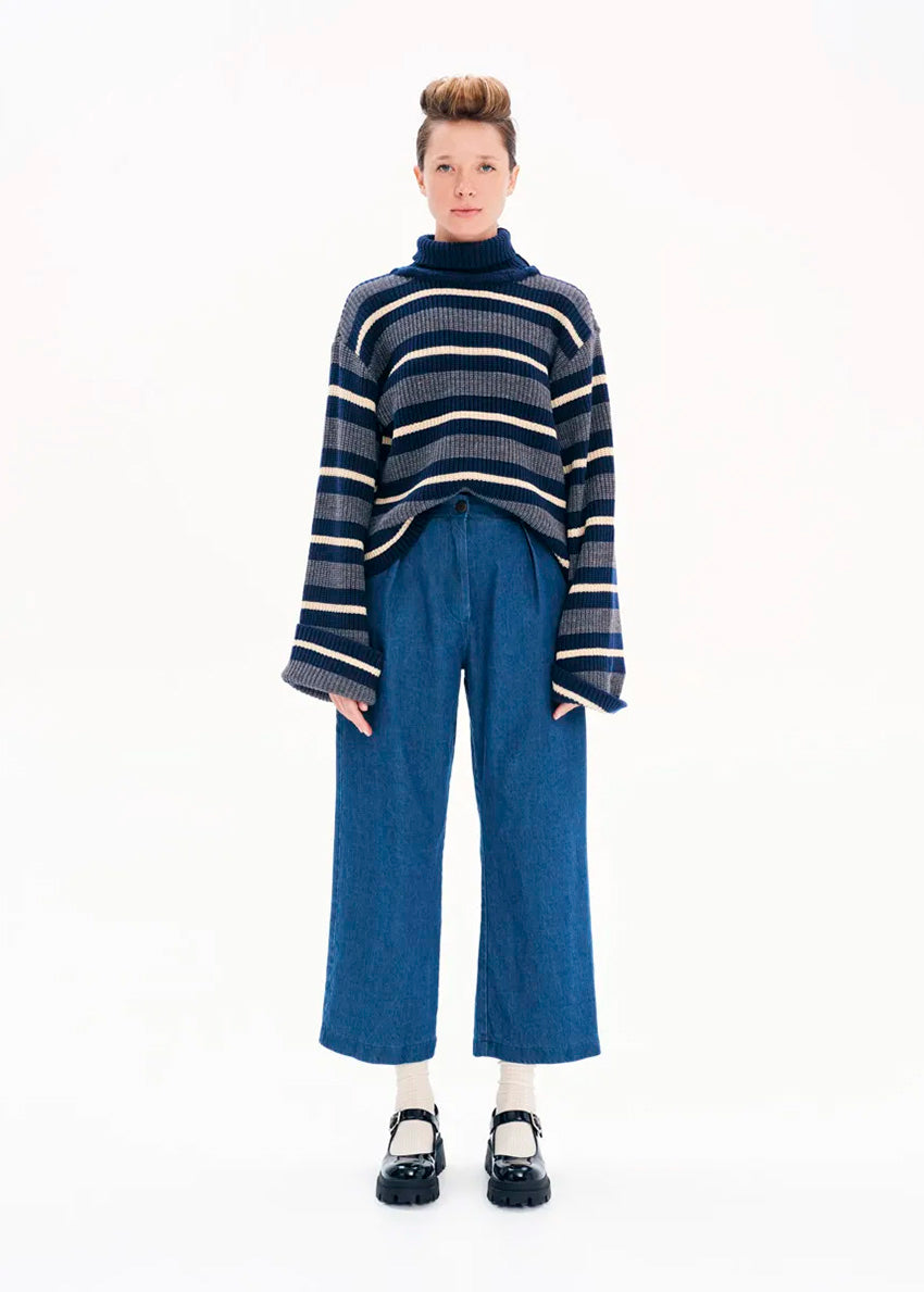 Knit long - sleeved turtleneck top.Knit long - sleeved top with stripes made of a blend of two different fabrics in a comfortable fit that features bell sleeves and a turtleneck neckline.