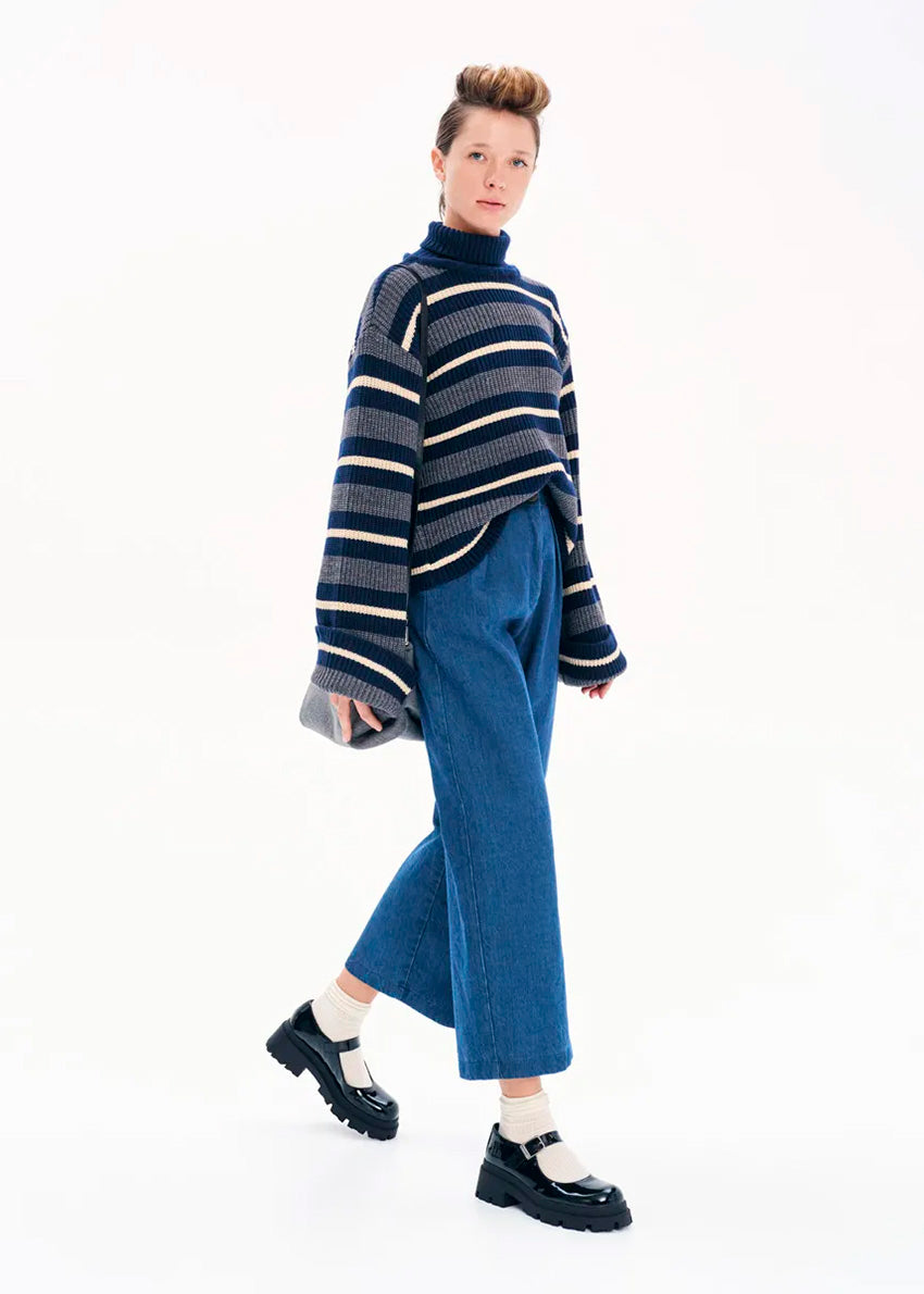 Knit long - sleeved turtleneck top.Knit long - sleeved top with stripes made of a blend of two different fabrics in a comfortable fit that features bell sleeves and a turtleneck neckline.