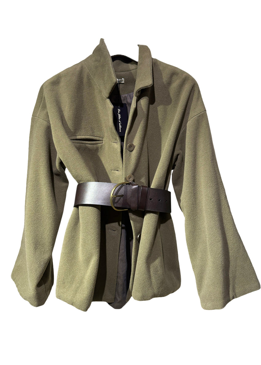 Elevate your style with this 5.2 cm wide, 97 cm long leather belt featuring a 7 cm horseshoe-shaped buckle. The elegant design and high-quality materials combine to create a versatile and distinctive accessory, perfect for adding a sophisticated and modern touch to any outfit.