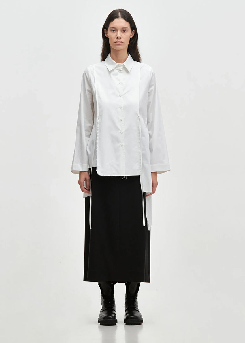 Long straight line skirt with side pockets and a slit at the back, made of blended cool wool-type viscose fabric. TUBO features a fixed waistband with elastic at the back, belt loops and closes with two front buttons and a zipper.