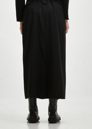 Long straight line skirt with side pockets and a slit at the back, made of blended cool wool-type viscose fabric. TUBO features a fixed waistband with elastic at the back, belt loops and closes with two front buttons and a zipper.