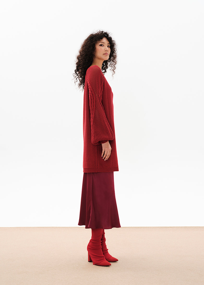 A garment that is both stylish and trendy, the mini “Vintage Vibes” dress made of cotton blend will make any look stand out from the crowd. Its unique knitting combined with its comfortable fit and statement sleeves make it perfect for looks with a relaxed yet modern vibe.