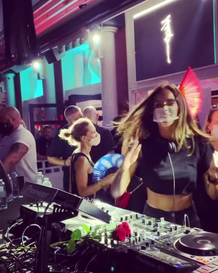 Reusable transparent mask, for nose and mouth, with support for chin and elastic, knot fastening, adjustable, have a fastening system with elastic and can be adjustable for any shape of the face.