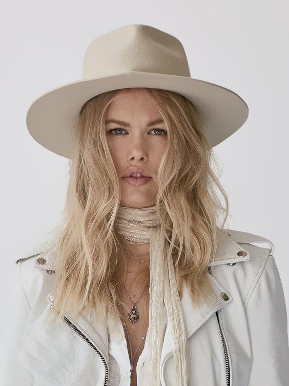 A gray hat for men and women, very plain and elegant. Allows you to wear it in your very individual way.The fine -pure wool is skin-friendly and the light weight, makes the hat to change her shape.