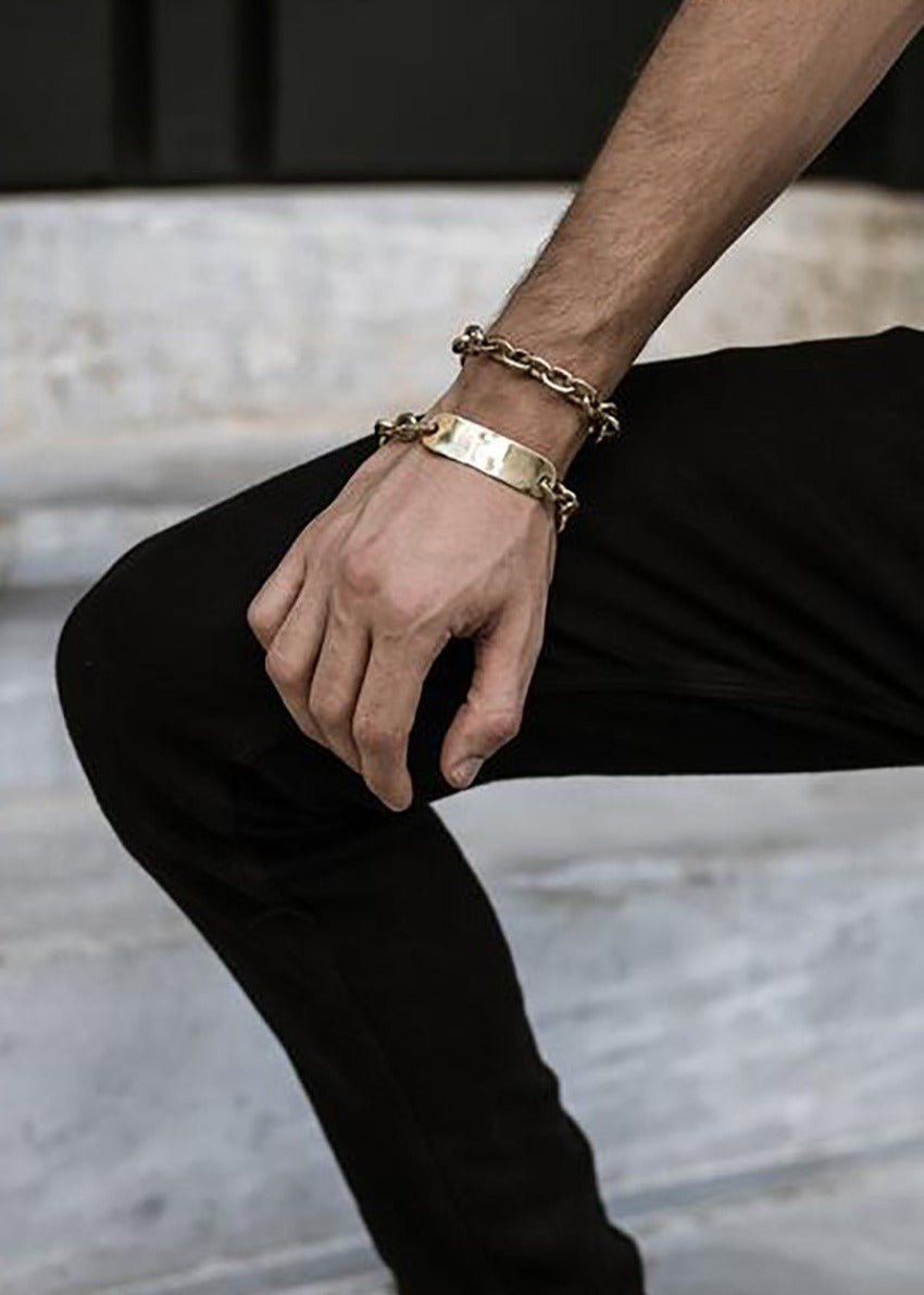 Experience coolness with our handmade unisex bracelet, featuring a large cable link design in elegant gold. Perfect for adding a touch of sophistication to any outfit.