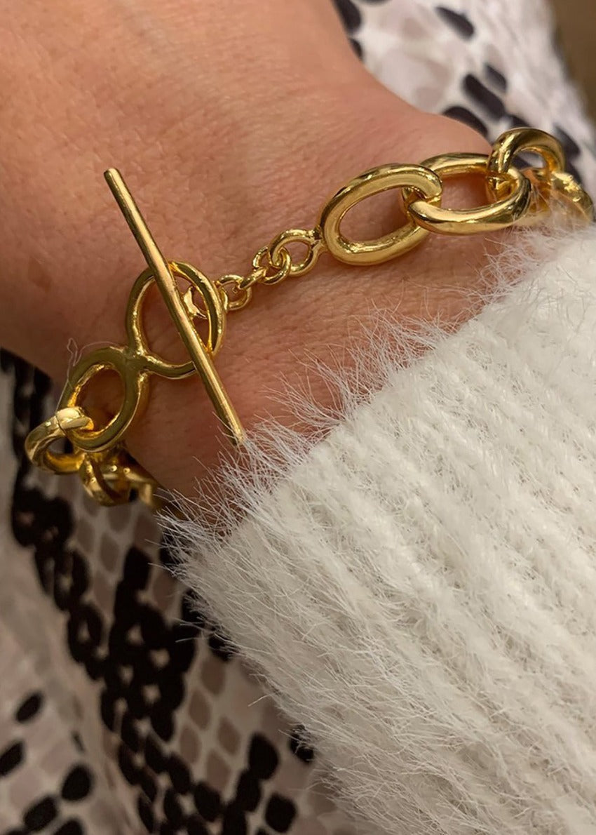 Experience coolness with our handmade unisex bracelet, featuring a large cable link design in elegant gold. Perfect for adding a touch of sophistication to any outfit.