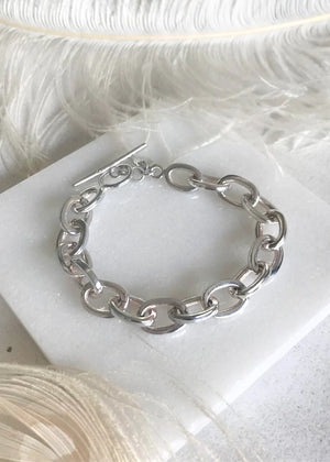 Experience coolness with our handmade unisex bracelet, featuring a large cable link design in elegant gold. Perfect for adding a touch of sophistication to any outfit.