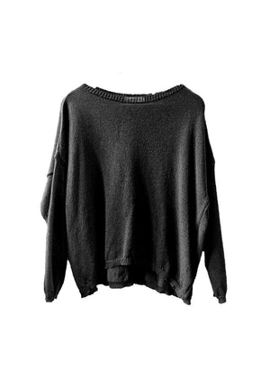 wide boat neckline, a cropped cut with a longer back