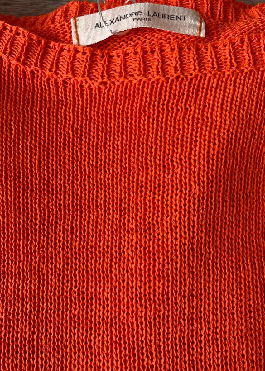 wide boat neckline, a cropped cut with a longer back