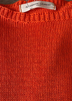 wide boat neckline, a cropped cut with a longer back