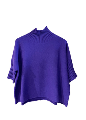 A very simple blue sweater with ribbed sleeves texture and turtle neck, the vertical ribs makes it classy and comfortable. Very easy to wear, medium length, this sweater is for intermediate spring/ autumn days.