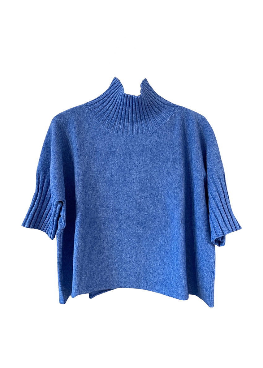 A very simple blue sweater with ribbed sleeves texture and turtle neck, the vertical ribs makes it classy and comfortable. Very easy to wear, medium length, this sweater is for intermediate spring/ autumn days.