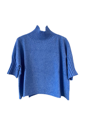 A very simple blue sweater with ribbed sleeves texture and turtle neck, the vertical ribs makes it classy and comfortable. Very easy to wear, medium length, this sweater is for intermediate spring/ autumn days.