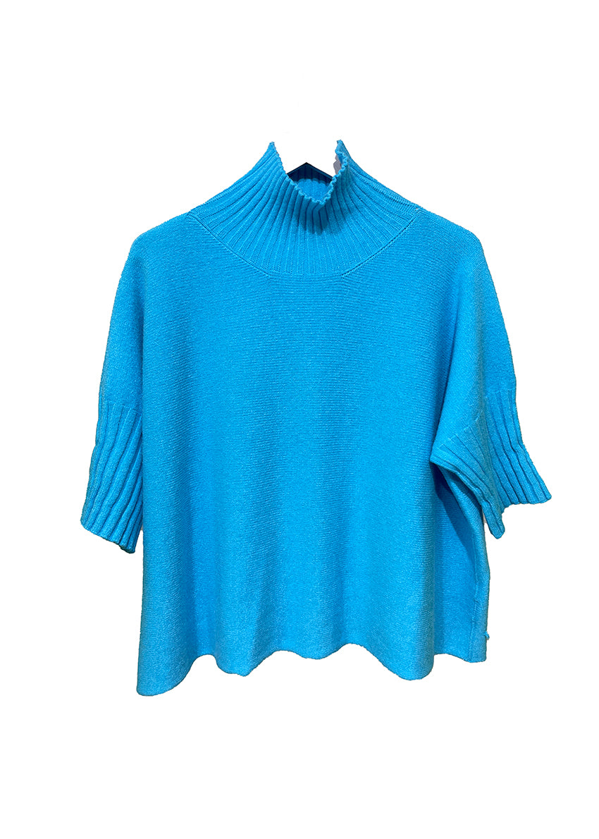 A very simple dodger blue sweater with ribbed sleeves texture and turtle neck, the vertical ribs makes it classy and comfortable. Very easy to wear, medium length, this sweater is for intermediate spring/ autumn days.