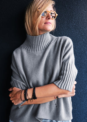 A very simple sweater with ribbed sleeves texture and turtle neck, the vertical ribs makes it classy and comfortable. Very easy to wear, medium length, this sweater is for intermediate spring/ autumn days.