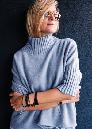 A very simple sweater with ribbed sleeves texture and turtle neck, the vertical ribs makes it classy and comfortable. Very easy to wear, medium length, this sweater is for intermediate spring/ autumn days.