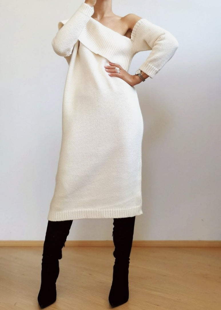 Midi bare shoulder dress. Knitted with a large dose of alpaca yarn.