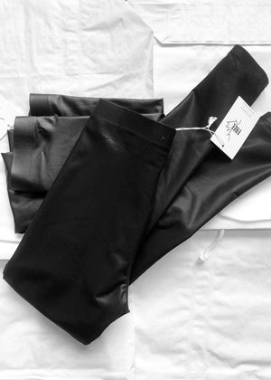 Skinny-fit biker leggings. Crafted from warm polyester mixed with spandex fibrest. Featuring a mid waist, a regular length and a fitted silhouette.