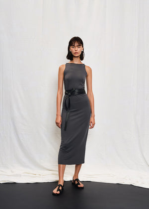 Midi sleeveless grey dress with twisted shoulders made of elastic EcoVero viscose in a fitted silhouette.
It features a round neckline.
