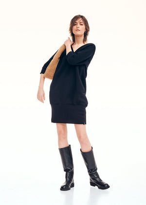 Mini dress made of lightweight neoprene cotton. In an ultra-flattering shape, it has a “V” shaped neckline both at the front and the back, it has ¾ sleeves and side pockets.