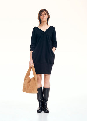 Mini dress made of lightweight neoprene cotton. In an ultra-flattering shape, it has a “V” shaped neckline both at the front and the back, it has ¾ sleeves and side pockets.