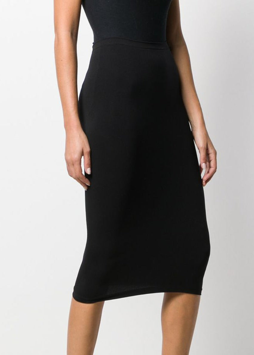 This midi skirt is featuring a high-middle rise, an elasticated waistband, a fitted silhouette, a stretch fit, a knee length and a straight hem.